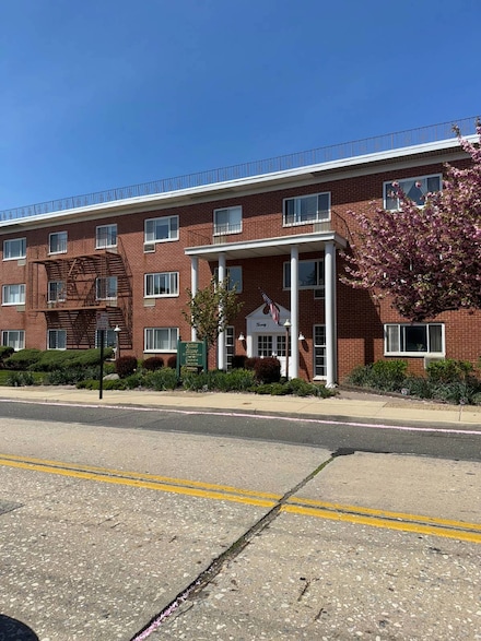 22 N Forest Ave, Rockville Centre, NY 11570