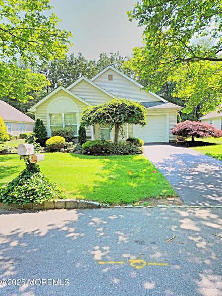 12 Skylark Ln, Lakewood, NJ 08701
