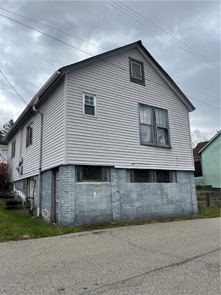 610 9th St, Glassport, PA 15045