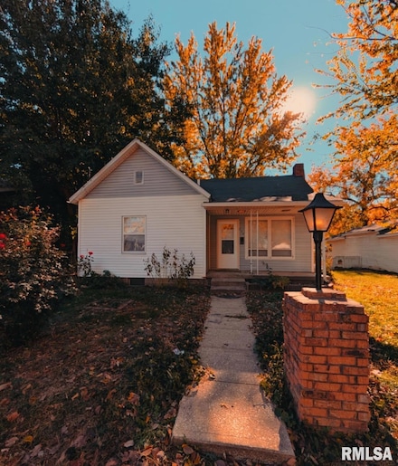 944 E Walnut St, Canton, IL 61520