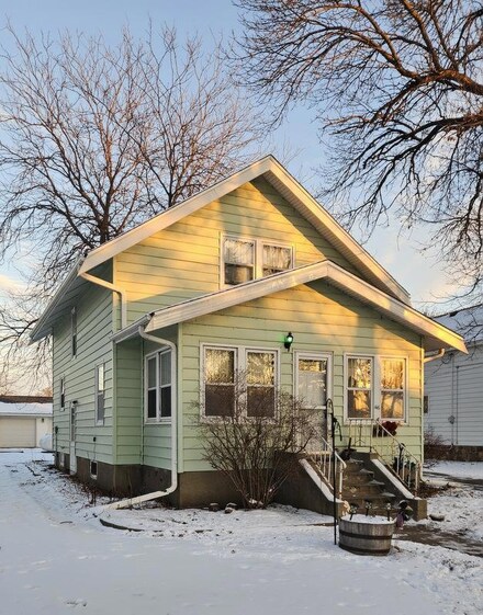 416 W 3rd St, Graceville, MN 56240