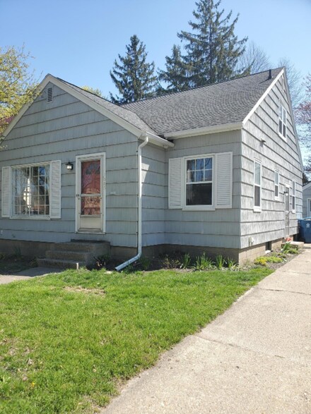 1085 W Forest Ave, Muskegon, MI 49441