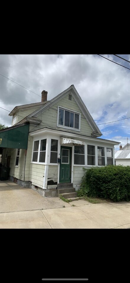 6 5th St, Corinth, NY 12822