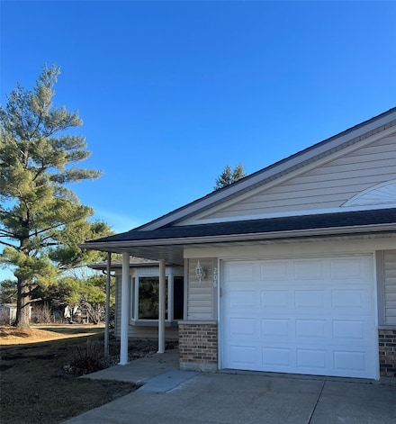 206 E 13th St, Vinton, IA 52349