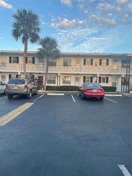14531 Walsingham Rd Unit 204, Largo, FL 33774
