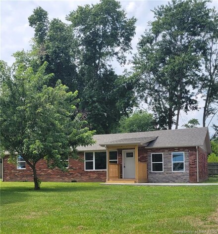 930 S Elm St, Scottsburg, IN 47170