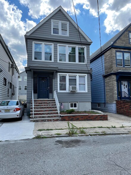 100 W 56th St, Bayonne, NJ 07002