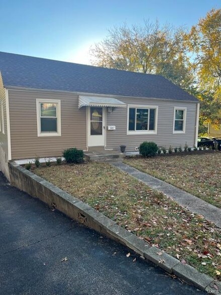 3410 Westridge Ln, Saint Ann, MO 63074