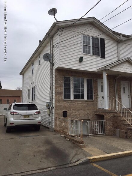 17 Gloria Ct, Staten Island, NY 10302