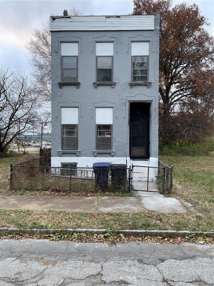 2704 Stoddard St, Saint Louis, MO 63106