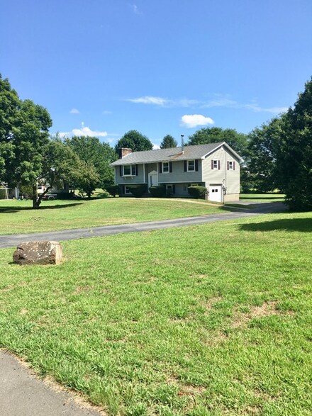 9 Cold Spring Ln, Hadley, MA 01035