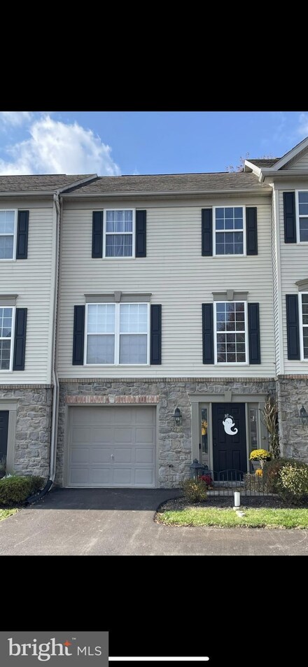 2760 Hunters Crest Dr Unit 5, York, PA 17402