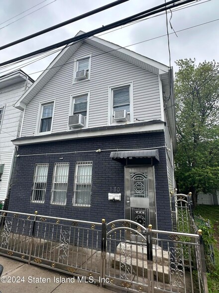 180 John St, Staten Island, NY 10302