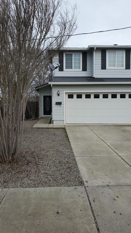 242 N 7th St, Central Point, OR 97502