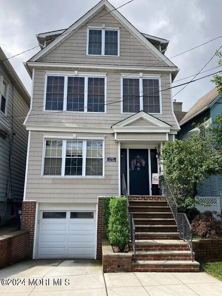 80 W 5th St, Bayonne, NJ 07002