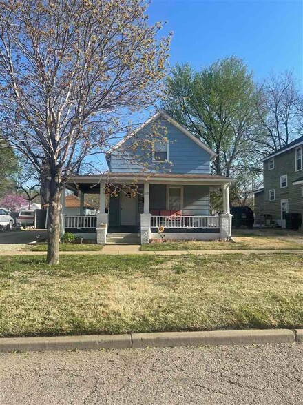 319 NE 5th St, Abilene, KS 67410