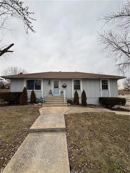 921 NE Sala Ln, Blue Springs, MO 64014