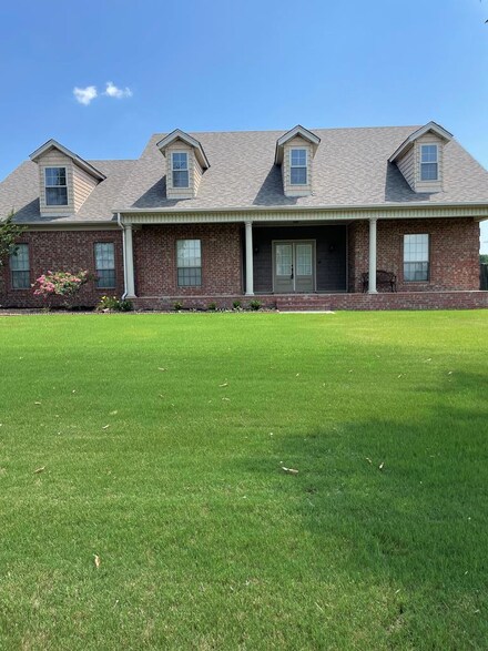 402 Charleston Cove, Marion, AR 72364