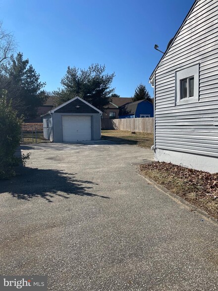 877 Velde Ave, Pennsauken, NJ 08110