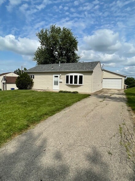 2417 Linwood St SW, Cedar Rapids, IA 52404