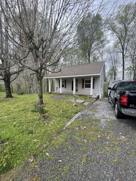 1879 Holly Creek Rd, Celina, TN 38551