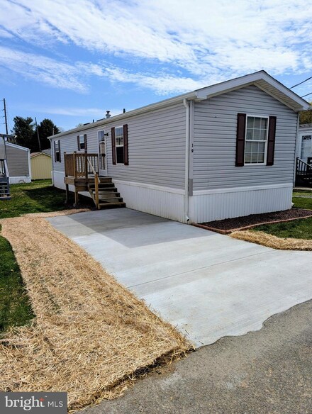 19 Woodland Ln, Mertztown, PA 19539