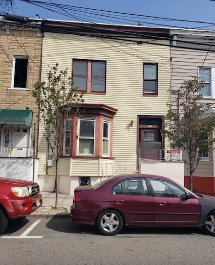 412 8th St, Union City, NJ 07087