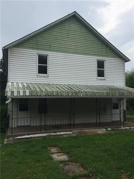 102 Pear St, Slickville, PA 15684