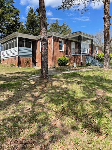 8050 Huell Matthews Hwy, Alton, VA 24520