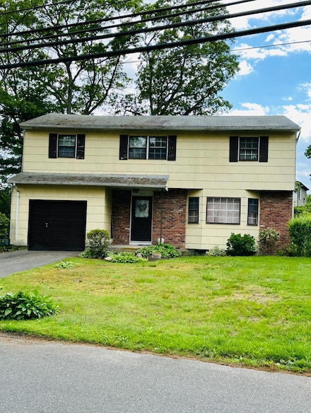 2818 Pine Ave, Ronkonkoma, NY 11779