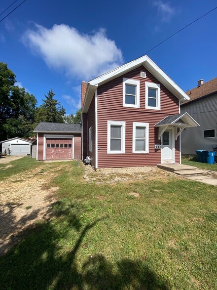 705 W 2nd St, Dixon, IL 61021
