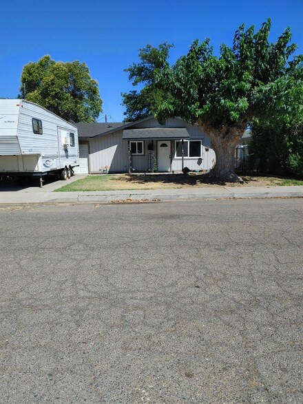1412 Lake Ave, Chowchilla, CA 93610