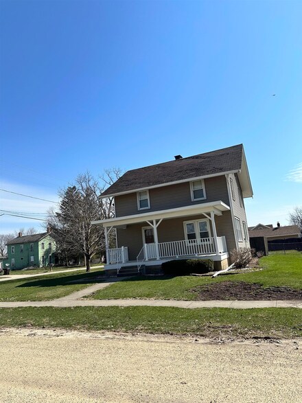 101 S 5th Ave, Forreston, IL 61030