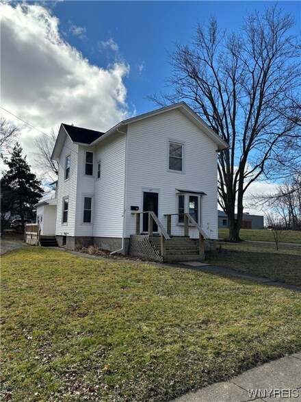 37 Church St, Middleport, NY 14105