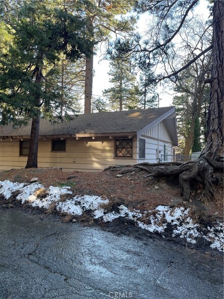 31445 Ocean View Dr, Running Springs, CA 92382