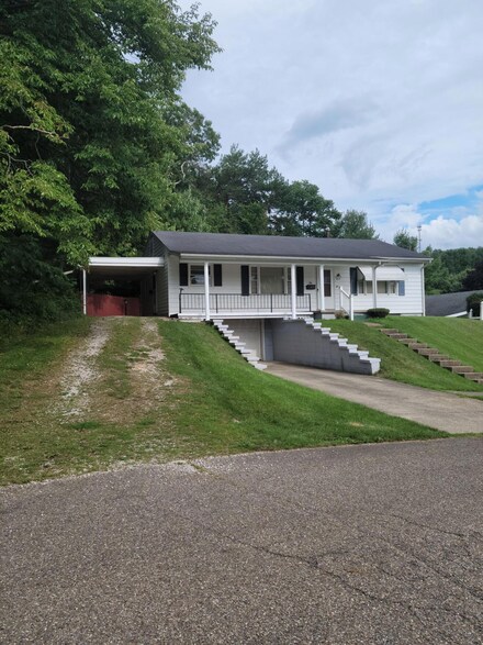 1814 Glendale Dr, Coshocton, OH 43812