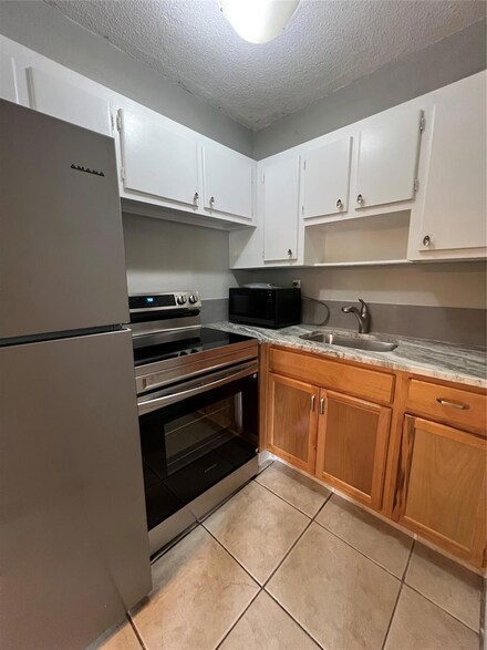 2016 NE 17th Ct Unit 4, Fort Lauderdale, FL 33305
