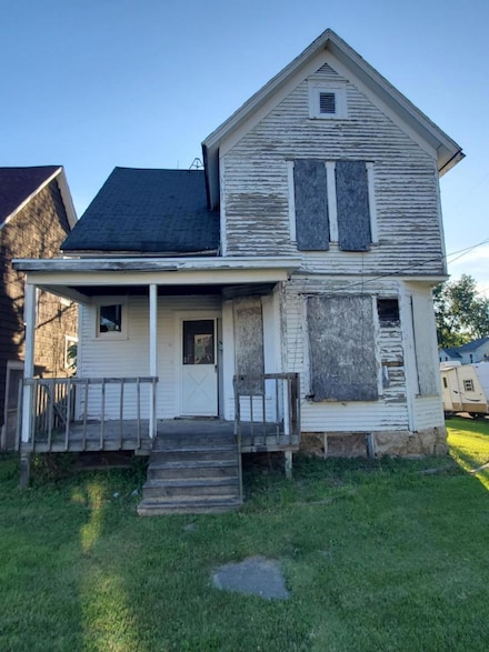 902 S Oak Ave, Freeport, IL 61032