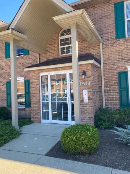 8752 Carrousel Park Cir, Cincinnati, OH 45251