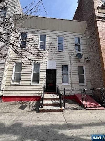 710 7th St, Union City, NJ 07087