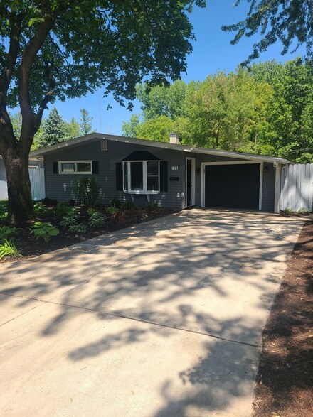 121 Elm Ave, North Aurora, IL 60542