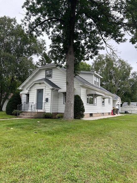 1129 5th St SW, Willmar, MN 56201