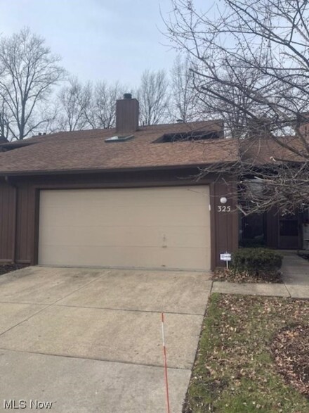 325 Katey Rose Ln, Cleveland, OH 44143