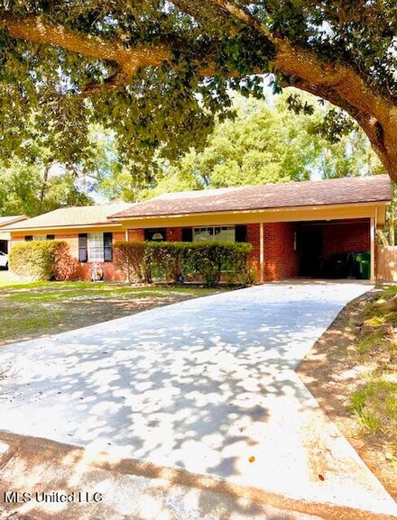 6920 Bienville Dr, Biloxi, MS 39532