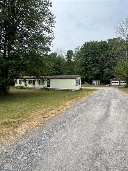 41 Kings Rd, Fulton, NY 13069