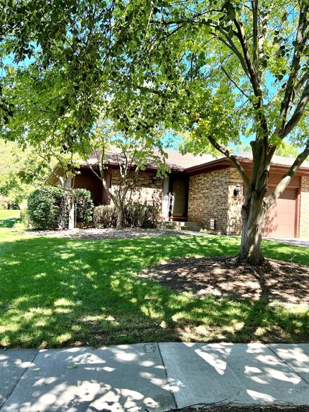 2125 Cranbrook Dr NE Unit 40, Grand Rapids, MI 49505