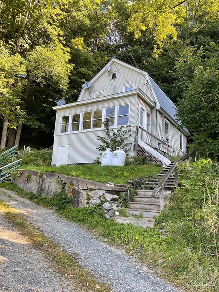 39 Livery Stable Rd, Bethel, VT 05032