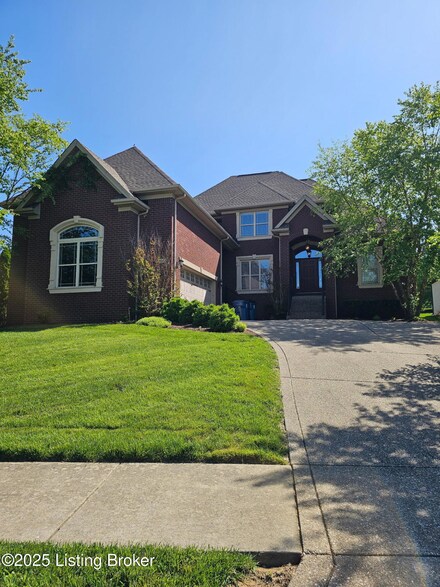 905 Fossil Creek Cir, Louisville, KY 40245