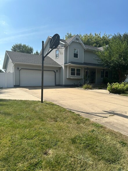 2121 Cottonwood Dr, Ottawa, IL 61350