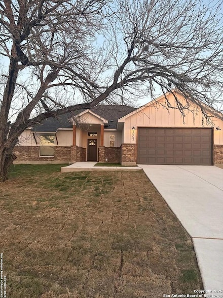 2002 Owens Ave, Three Rivers, TX 78071